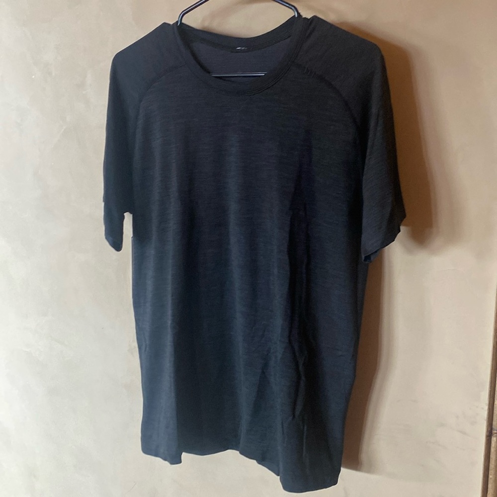 Men’s black lululemon shirt